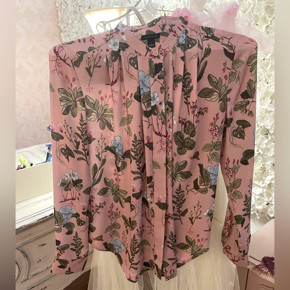Beautiful Ann Taylor floral top 
Size S